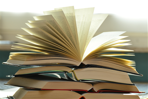 Lettura libri per bambini in biblioteca